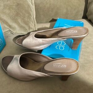 AEROSOLES Cream Elegant Heels with Rounded Toe